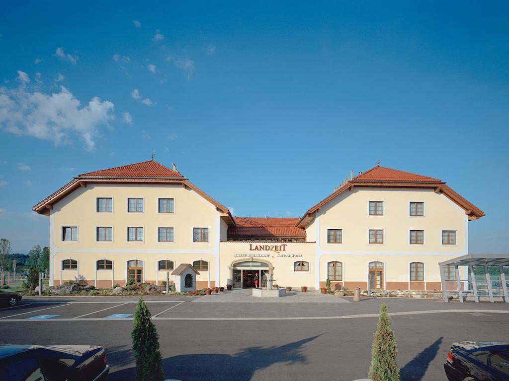 Hotel Landzeit Restaurant Voralpenkreuz Sattledt Esterno foto